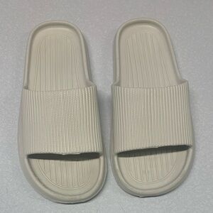 Women’s Neutral Color Slides  Size M (7-8)